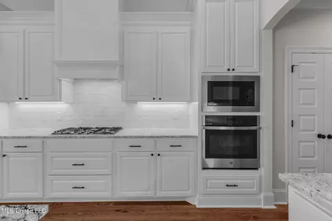 Kitchen - 807 Trawler Cir, Brandon, MS 39047 photo 2 of 3