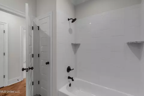 Bath - 807 Trawler Cir, Brandon, MS 39047 photo 2 of 10