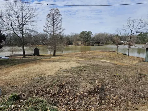 Exterior - 7922 Crescent Cir, Olive Branch, MS 38654 photo 8 of 8