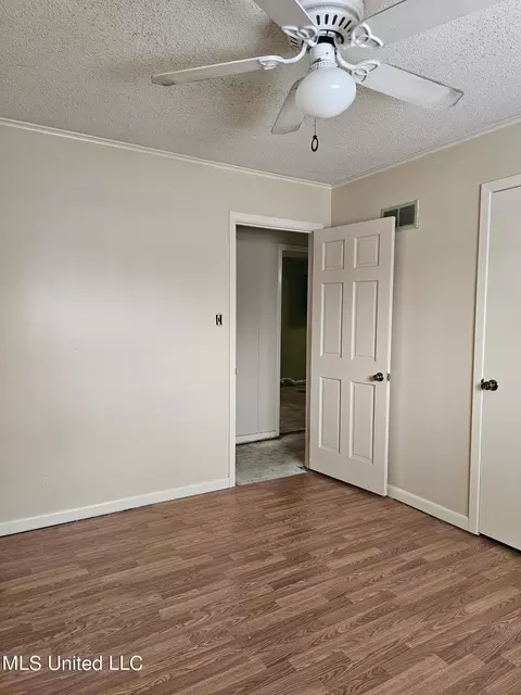 Bedroom - 7922 Crescent Cir, Olive Branch, MS 38654 photo 2 of 4