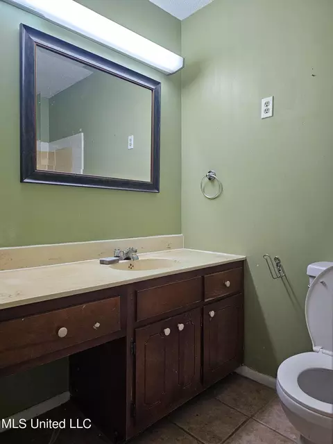 Bath - 7922 Crescent Cir, Olive Branch, MS 38654 photo 3 of 5