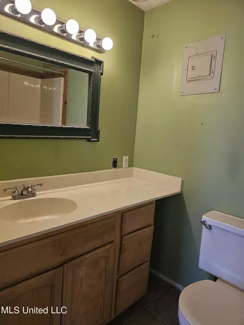 Bath - 7922 Crescent Cir, Olive Branch, MS 38654 photo 1 of 5
