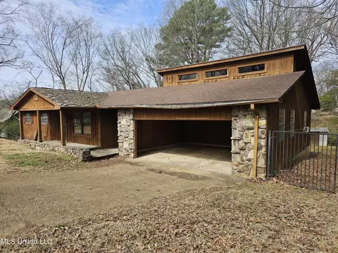 Exterior - 7922 Crescent Cir, Olive Branch, MS 38654 photo 7 of 8