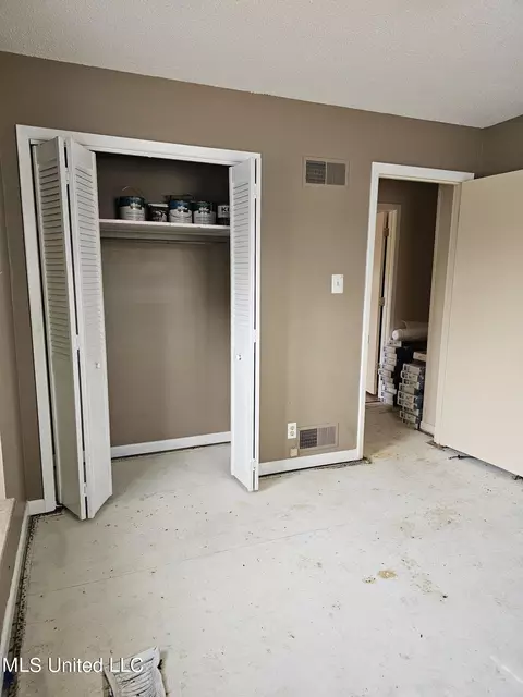 Bedroom - 7922 Crescent Cir, Olive Branch, MS 38654 photo 4 of 4
