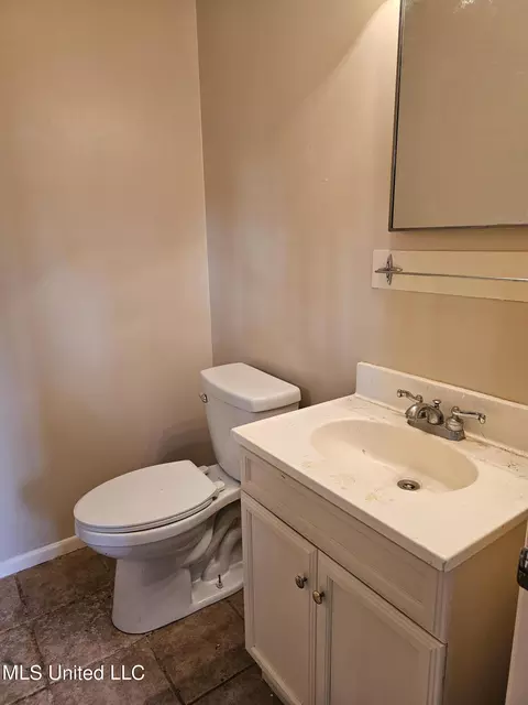 Bath - 7922 Crescent Cir, Olive Branch, MS 38654 photo 5 of 5