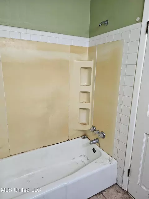 Bath - 7922 Crescent Cir, Olive Branch, MS 38654 photo 4 of 5