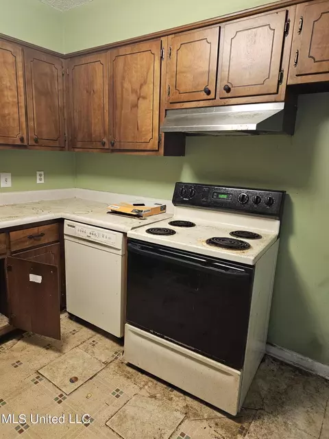 Kitchen - 7922 Crescent Cir, Olive Branch, MS 38654 photo 1 of 2