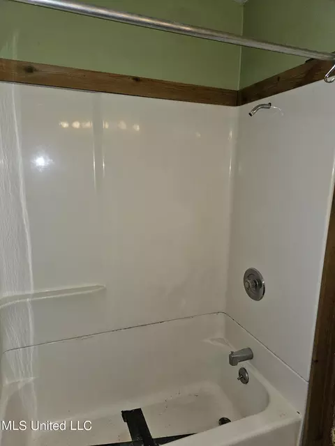 Bath - 7922 Crescent Cir, Olive Branch, MS 38654 photo 2 of 5