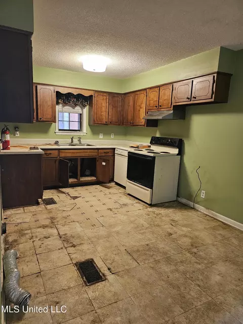 Kitchen - 7922 Crescent Cir, Olive Branch, MS 38654 photo 2 of 2