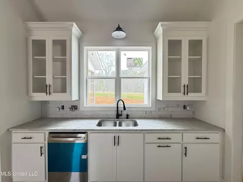 Kitchen - 161 Cornerstone Dr, Brandon, MS 39042 photo 2 of 3
