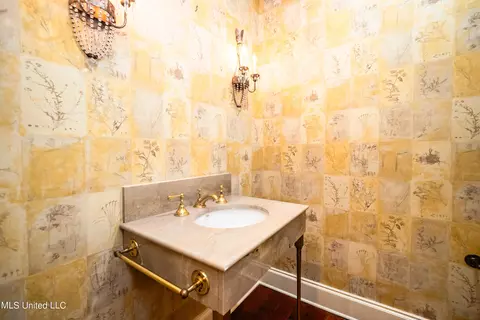 Bath - 1200 Meadowbrook Rd #18, Jackson, MS 39206 photo 2 of 6