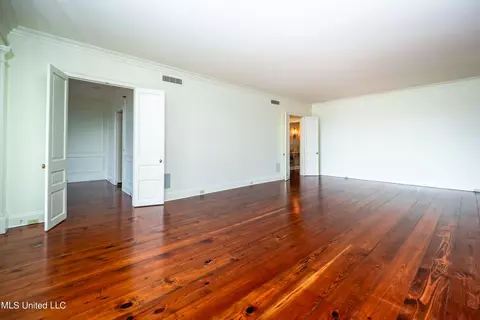 Living - 1200 Meadowbrook Rd #18, Jackson, MS 39206 photo 3 of 7