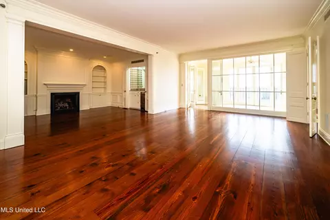 Living - 1200 Meadowbrook Rd #18, Jackson, MS 39206 photo 2 of 7