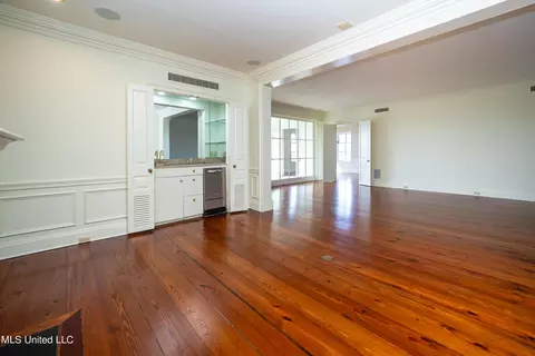 Living - 1200 Meadowbrook Rd #18, Jackson, MS 39206 photo 5 of 7