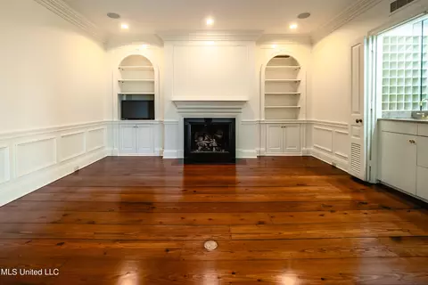 Living - 1200 Meadowbrook Rd #18, Jackson, MS 39206 photo 4 of 7