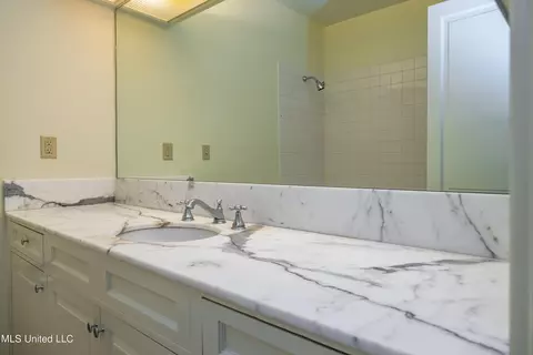 Bath - 1200 Meadowbrook Rd #18, Jackson, MS 39206 photo 4 of 6