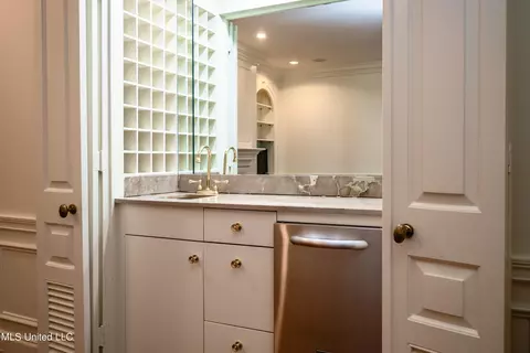 Bath - 1200 Meadowbrook Rd #18, Jackson, MS 39206 photo 1 of 6
