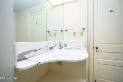 Bath - 1200 Meadowbrook Rd #18, Jackson, MS 39206 photo 3 of 6