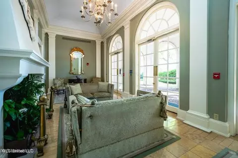 Living - 1200 Meadowbrook Rd #18, Jackson, MS 39206 photo 1 of 7
