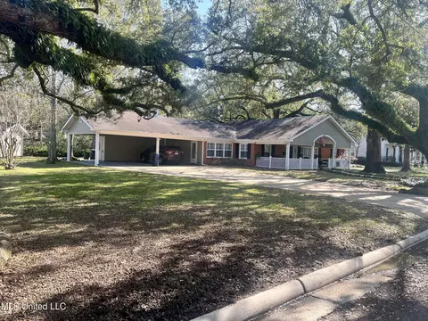 904 Columbus Dr, Pascagoula, MS 39567