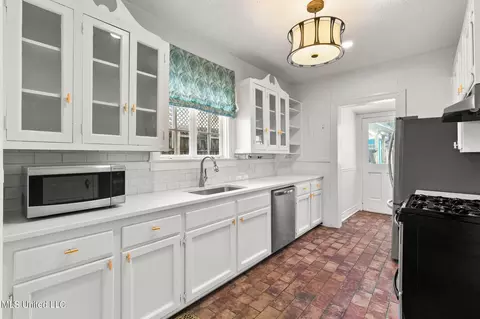 Kitchen - 1722 Linden Pl, Jackson, MS 39202 photo 4 of 6