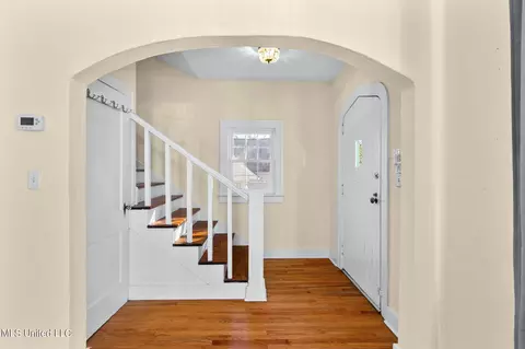 Entry Way - 1722 Linden Pl, Jackson, MS 39202 photo 2 of 5