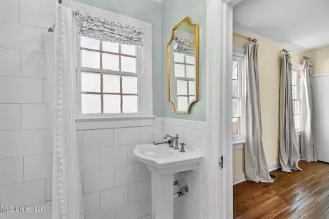 Bath - 1722 Linden Pl, Jackson, MS 39202 photo 2 of 4