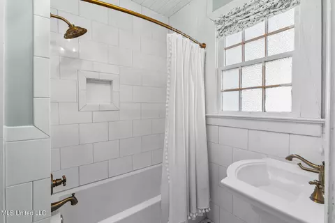 Bath - 1722 Linden Pl, Jackson, MS 39202 photo 1 of 4