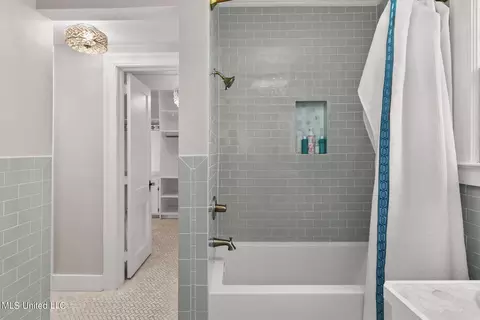 Bath - 1722 Linden Pl, Jackson, MS 39202 photo 3 of 4