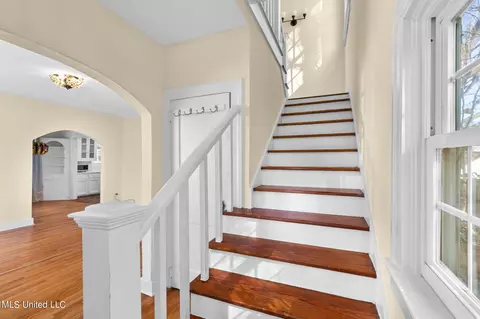 Entry Way - 1722 Linden Pl, Jackson, MS 39202 photo 3 of 5