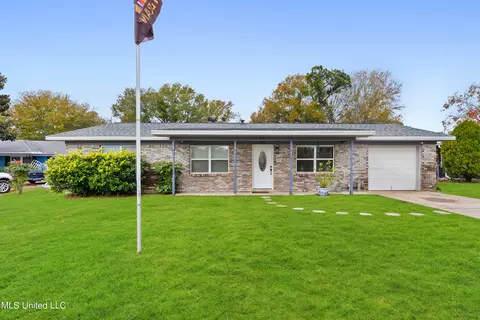 102 Francisco Ct, Bay Saint Louis, MS 39520