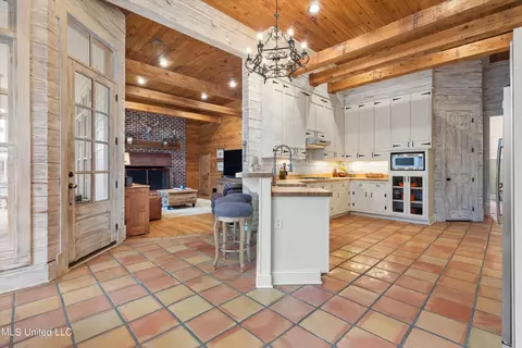 Kitchen - 2404 Highway 301, Hernando, MS 38632 photo 2 of 6