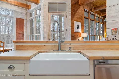 Kitchen - 2404 Highway 301, Hernando, MS 38632 photo 5 of 6