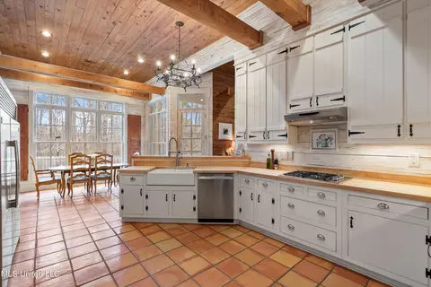 Kitchen - 2404 Highway 301, Hernando, MS 38632 photo 3 of 6