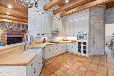 Kitchen - 2404 Highway 301, Hernando, MS 38632 photo 4 of 6