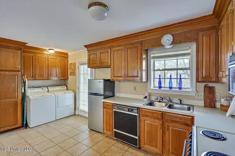 Kitchen - 1480 Pinehaven Dr, Clinton, MS 39056 photo 12 of 13