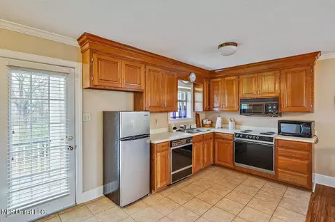 Kitchen - 1480 Pinehaven Dr, Clinton, MS 39056 photo 10 of 13