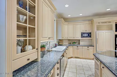 Kitchen - 1480 Pinehaven Dr, Clinton, MS 39056 photo 8 of 13