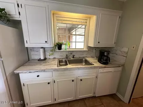 Kitchen - 103 Firecrest Dr, Brandon, MS 39042 photo 3 of 4