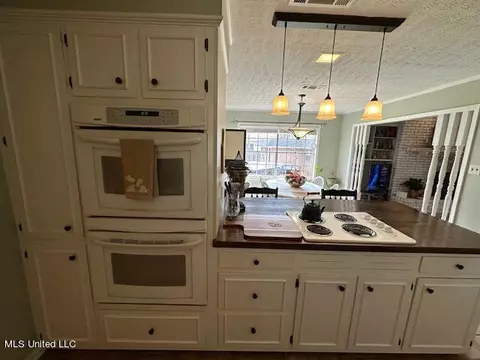 Kitchen - 103 Firecrest Dr, Brandon, MS 39042 photo 2 of 4