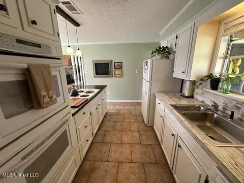 Kitchen - 103 Firecrest Dr, Brandon, MS 39042 photo 4 of 4