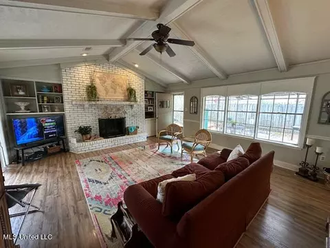 Living - 103 Firecrest Dr, Brandon, MS 39042 photo 2 of 4
