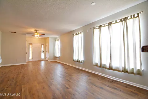 Living - 7290 Red Maple Dr, Olive Branch, MS 38654 photo 2 of 2