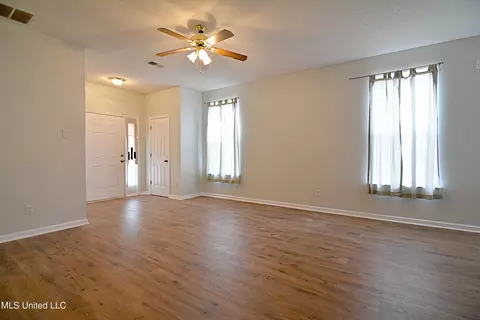 Living - 7290 Red Maple Dr, Olive Branch, MS 38654 photo 1 of 2