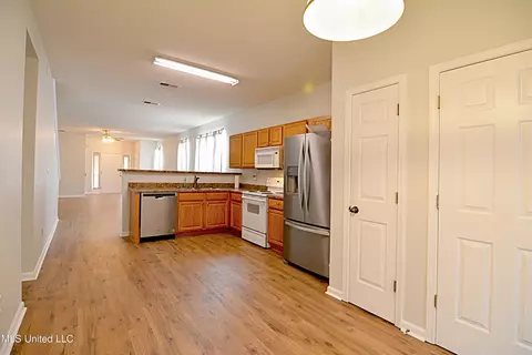 Kitchen - 7290 Red Maple Dr, Olive Branch, MS 38654 photo 3 of 4