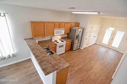 Kitchen - 7290 Red Maple Dr, Olive Branch, MS 38654 photo 4 of 4