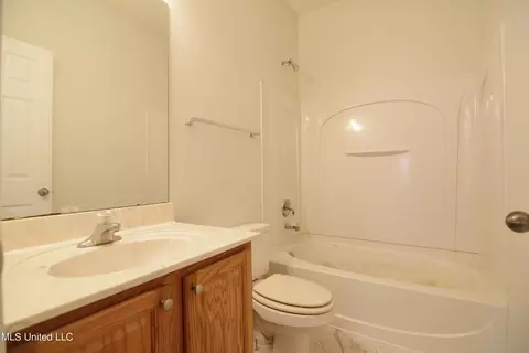 Bath - 7290 Red Maple Dr, Olive Branch, MS 38654 photo 2 of 2
