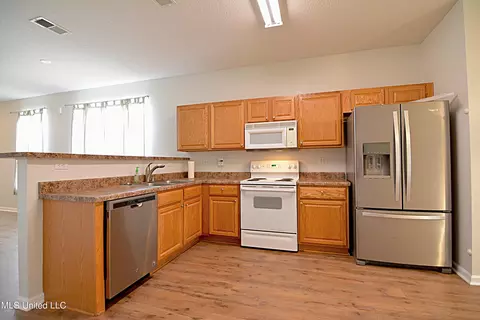 Kitchen - 7290 Red Maple Dr, Olive Branch, MS 38654 photo 2 of 4