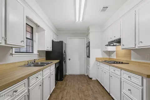 Kitchen - 124 Redbud Trl, Brandon, MS 39047 photo 1 of 3