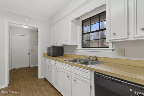 Kitchen - 124 Redbud Trl, Brandon, MS 39047 photo 2 of 3
